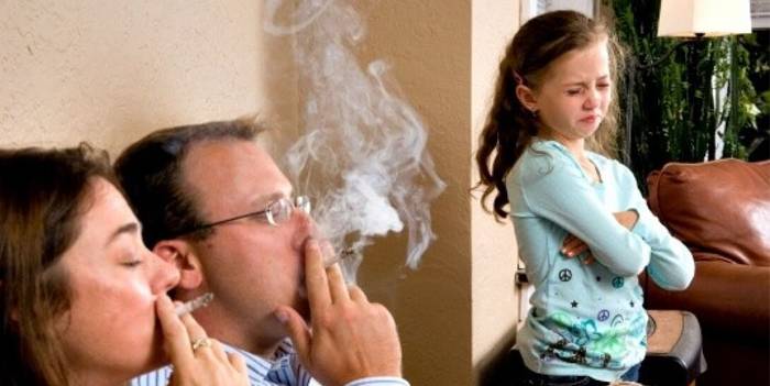 Ребенок и курящие люди