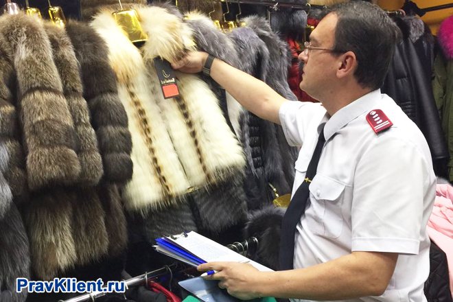 Rospotrebnadzor employee checks tags on fur products